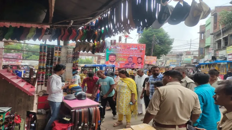 बहराइच : घंटाघर बाजार में लगी दुकानों को ईओ ने हटवाया, अतिक्रमण पर हुई कार्रवाई 