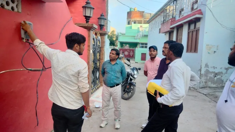 बहराइच : लखनऊ के एसई विद्युत ने जांचे उपभोक्ताओं के कनेक्शन, सुनी समस्याएं  