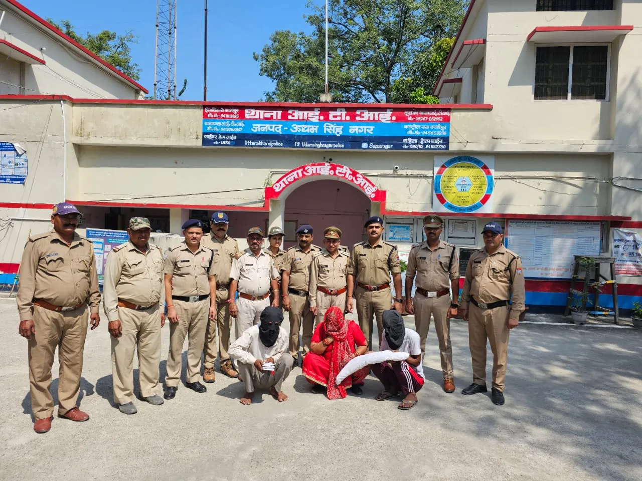 काशीपुर: हाथी दांत के साथ बाइक सवार एक महिला सहित तीन तस्कर गिरफ्तार