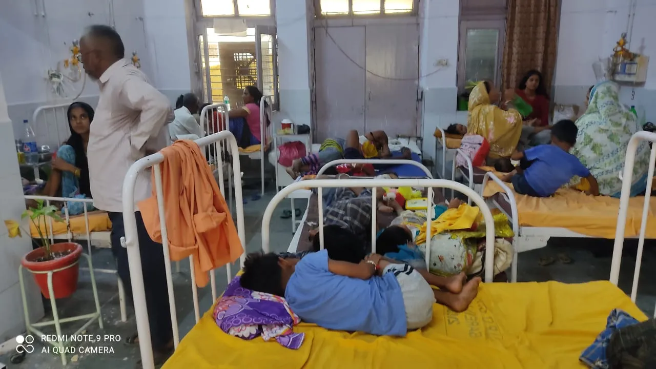 बरेली: बच्चों पर डायरिया और बुखार का हमला, एक बेड पर दो-दो बच्चे भर्ती