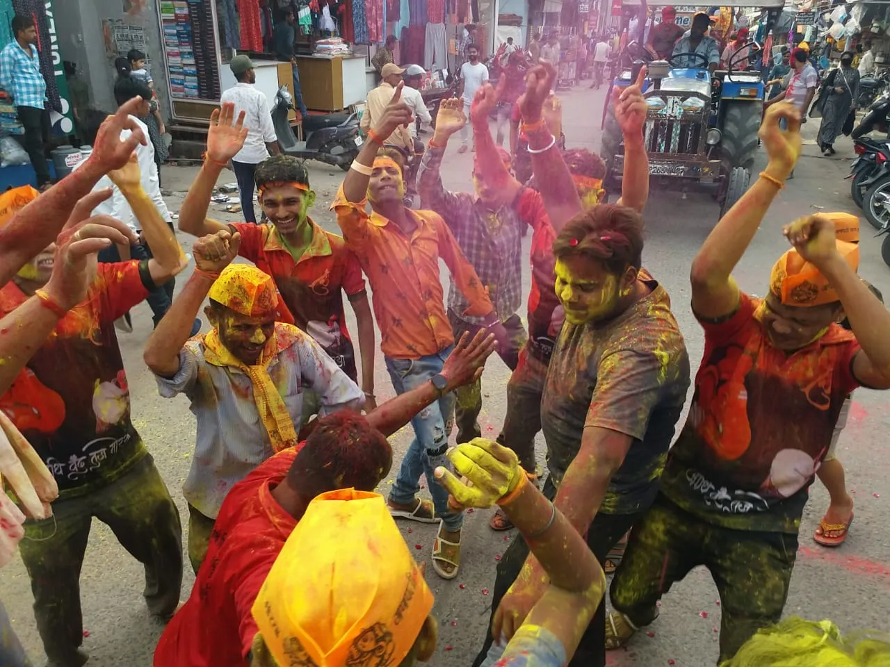 पीलीभीत: गणपति बप्पा मोरया...खूब उड़ा अबीर गुलाल, झूमे भक्त