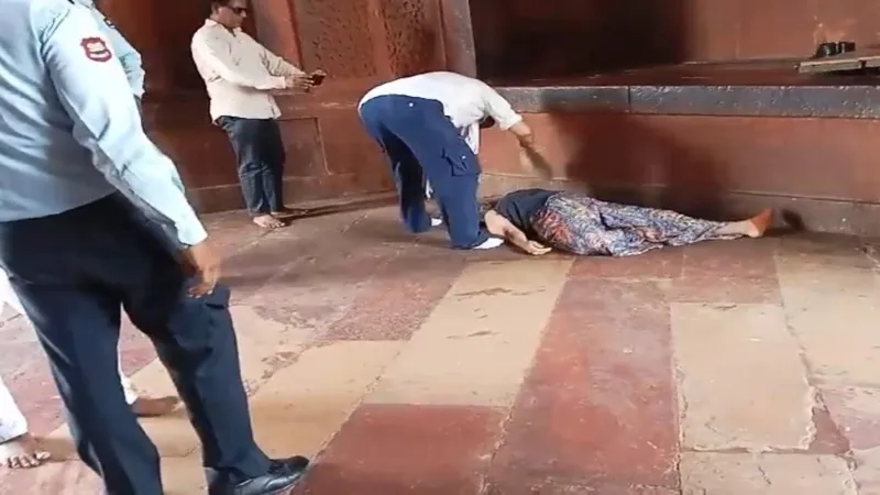 आगरा : फतेहपुर सीकरी में गर्मी से बेहोश होकर गिरी स्पेन की महिला पर्यटक 