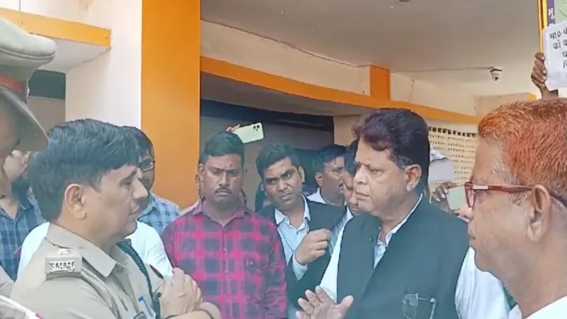 आगरा में सत्संग सभा के बाद एक और जमीनी विवाद ने पकड़ा तूल, पुलिस कार्यालय पर जोरदार प्रदर्शन 