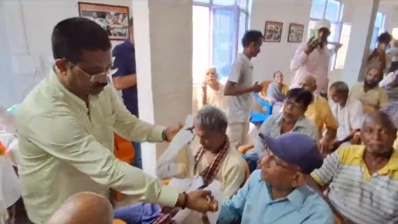 प्रधानमंत्री जन्मदिवस पखवाड़ा : वृद्धाश्रम पहुंचे मंत्री नंदी, बांटे फल  