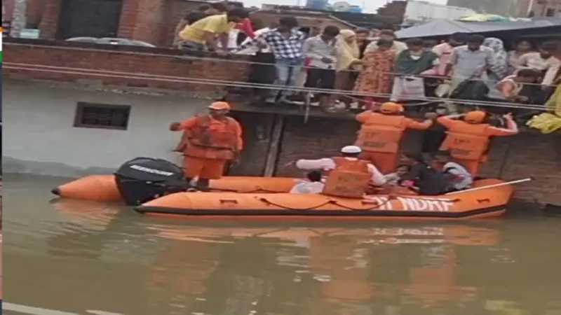 उफनाए जमुरिया नाले के चलते दो हिस्सों में बंटा बाराबंकी शहर