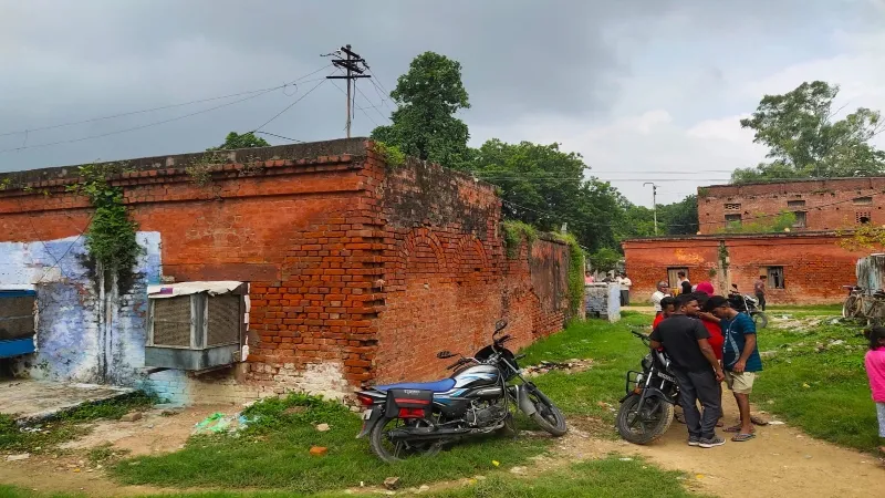 लखनऊ रेलवे क्वार्टर हादसा : खाली कराये जा रहे जर्जर मकान, अभी तोड़ने के निर्देश नहीं 