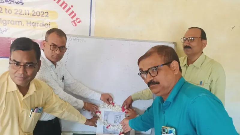 हरदोई : केक काटकर मनाया गया world pharmacist day