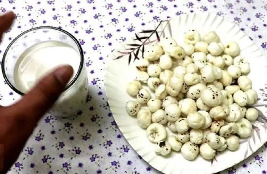 मखाने और दूध के सेवन से सेहत को मिलेंगे गजब के फायदे, जानकर हो जाएंगे हैरान 