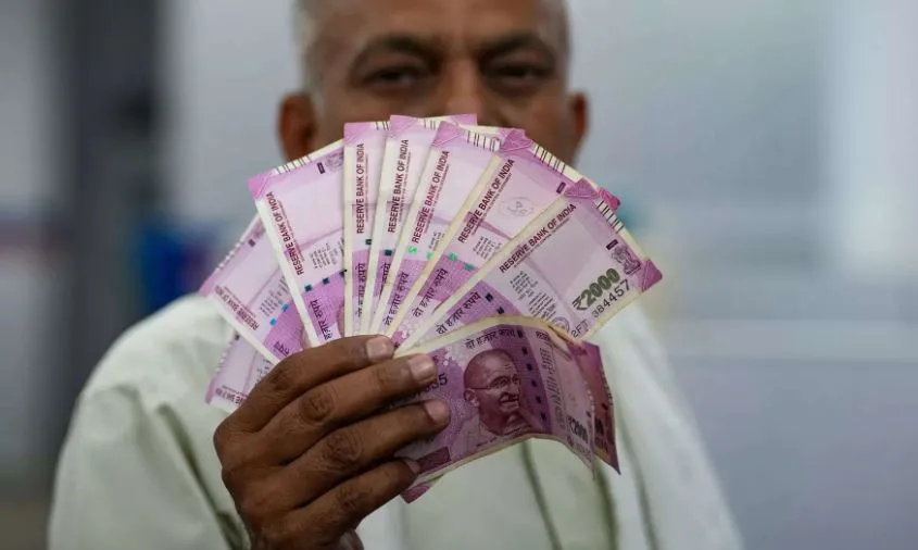 RBI ने 2000 के नोट बदलने की तारीख बढ़ाई, 7 अक्टूबर तक बैंकों में बदल सकेंगे आप
