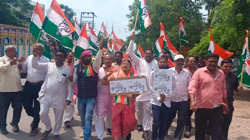 कांग्रेस का भाजपा सरकार पर तंज - उद्योगपतियों के कर्ज माफ, गरीब और किसान हो रहे परेशान