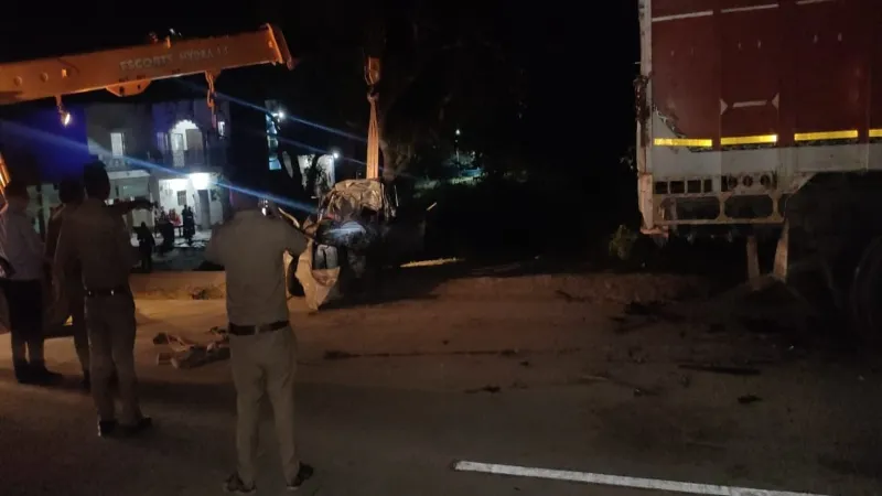 रायबरेली में खड़े ट्रक में घुसी कार, मां और दो बेटों की मौत