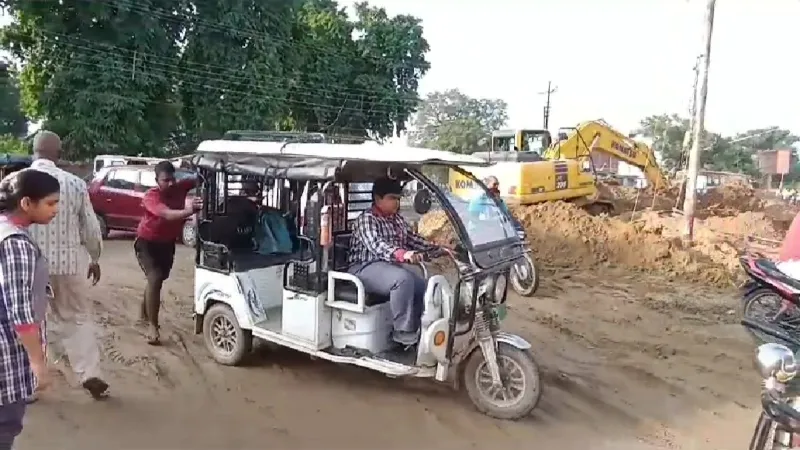 परेशानी : रामपथ पर गड्डे में फंसा स्कूली ई-रिक्शा, बच्चे ने संभाली हैंडिल 