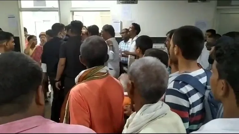 BHU में बाउंसर नहीं गुंडे हैं तैनात, जर्नलिस्ट ने घसीटकर मारपीट करने का लगाया आरोप 