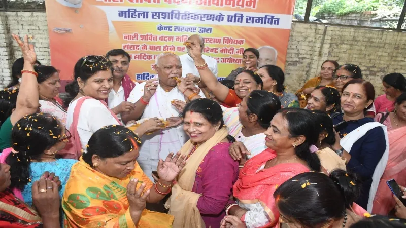 अयोध्या : नारी शक्ति वंदन अधिनियम पास होने पर सांसद का हुआ स्वागत 