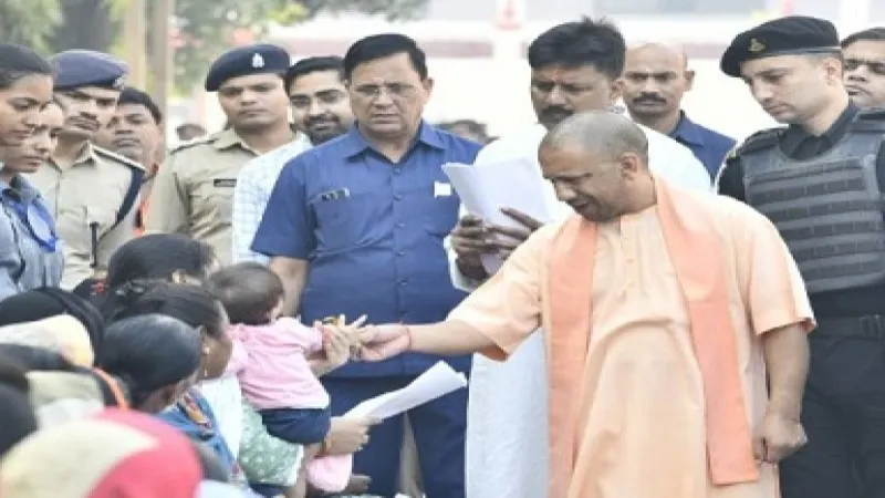 गोरखपुर में CM योगी ने सुनीं जनसमस्याएं, अधिकारियों को दिए निर्देश 