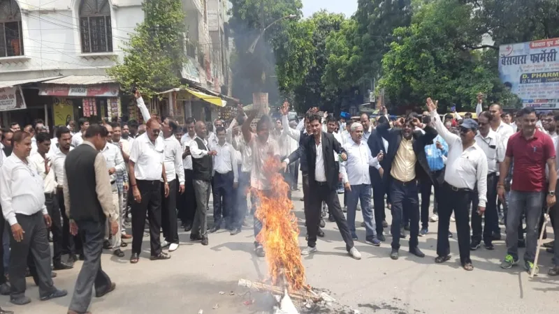 हापुड़ कांड : नहीं थम रहा विरोध, हरदोई में अधिवक्ताओं ने जलाया सरकार का पुतला - जारी रहेगा आंदोलन