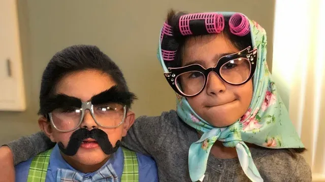 बच्चों का बड़े लोगों की तरह कपड़े पहनना हानिरहित मज़ा है? नहीं, यह आयुवाद है 