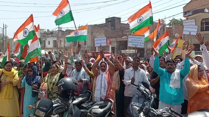 अयोध्या में शिक्षामित्रों ने निकाली तिरंगा यात्रा, सांसद को सौंपा ज्ञापन 