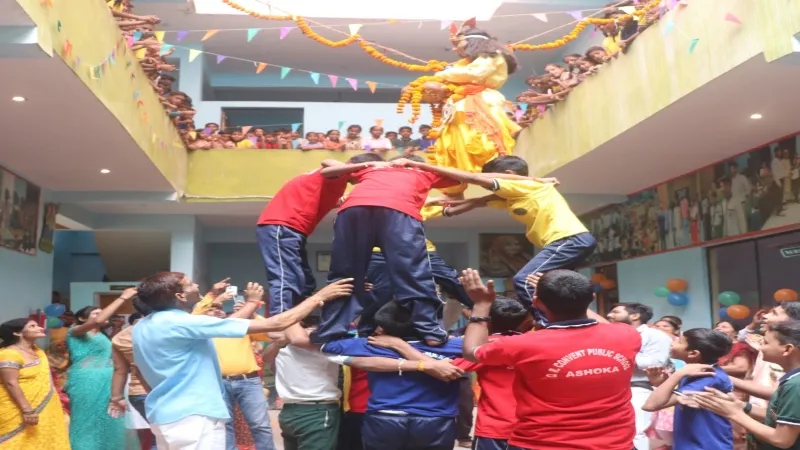 Krishna Janmashtami : फोड़ी मटकी तो गूंजा हाथी घोड़ा पालकी - जय कन्हैया लाल की 