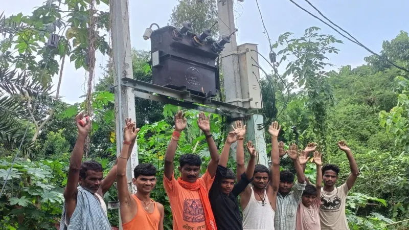 बहराइच : 18 दिन बाद भी नहीं बदला गया ट्रांसफार्मर, ग्रामीणों ने किया प्रदर्शन