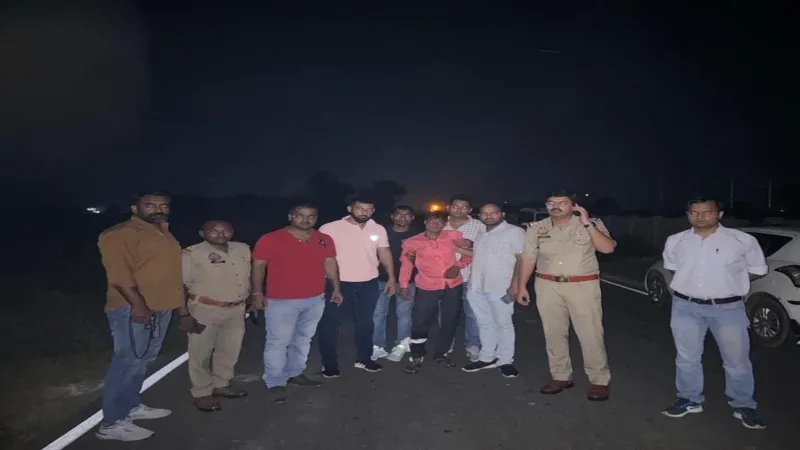 Agra Police Encounter : मुठभेड़ में दो बदमाश गिरफ्तार, युवक को गोली मारकर लूटी थी बाइक  