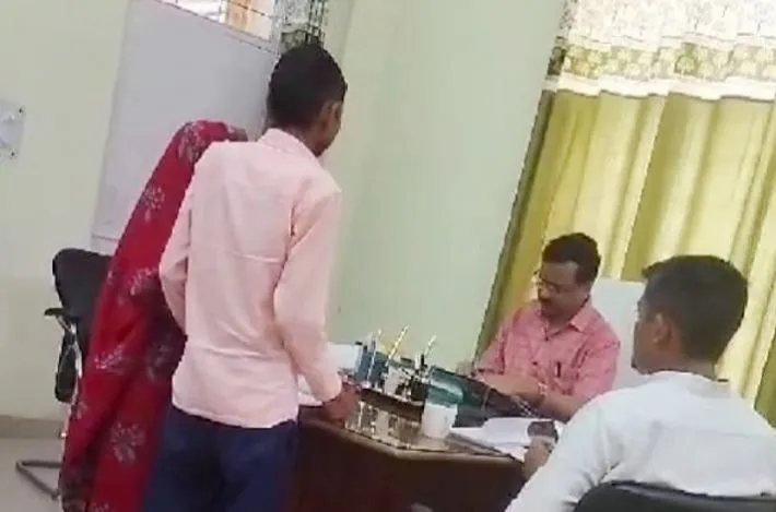 लखीमपुर-खीरी: फरियादी को एसडीएम निघासन ने धमकाया, वीडियो वायरल 