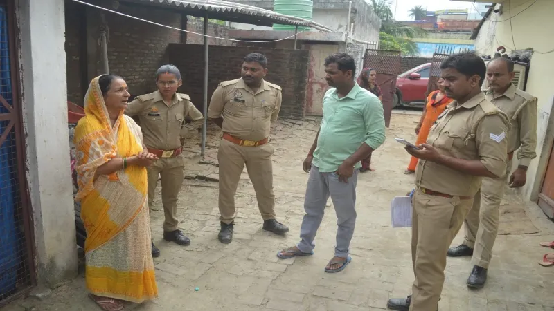 अयोध्या : फंदे से लटका मिला महिला का शव, बिस्कुट फैक्ट्री में करती थी काम 