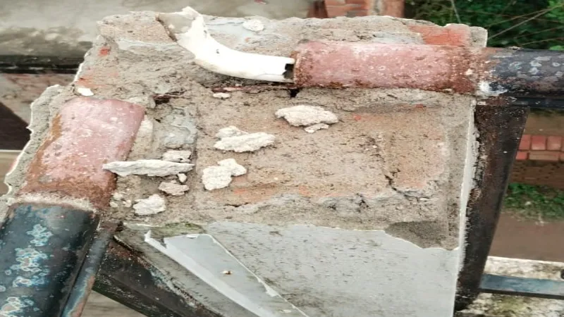 अयोध्या : बिजली गिरने से पांच घरों के उपकरण फुंके, गिरी खपरैल की छत 