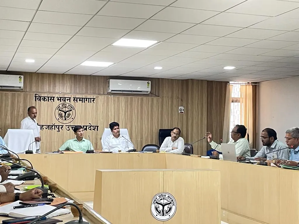 शाहजहांपुर: बेसिक विद्यालयों बिजली कनेक्शन तक नहीं, बीईओ का रोका वेतन