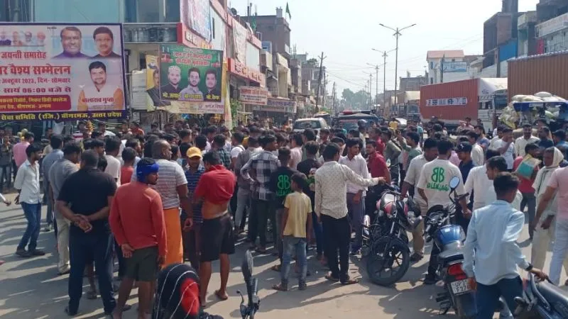 Unnao: श्रद्धालुओं पर हमला करने का मामला, सैकड़ों लोगों ने लखनऊ मार्ग चौराहे पर लगाया जाम, लगाए जय श्री राम के नारे