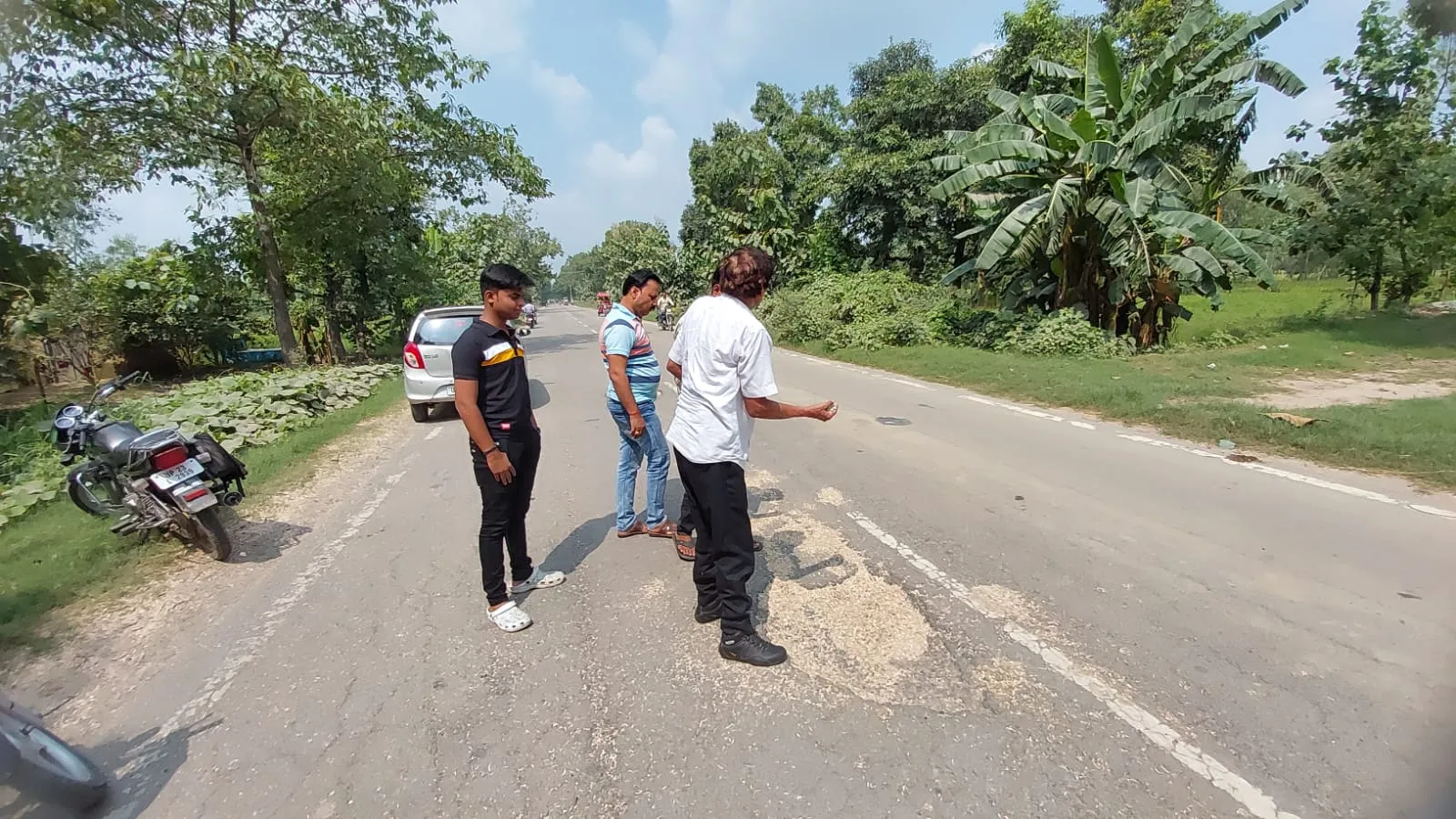 रामपुर: ट्रक से गिरी नोटों की कतरने बनी पुलिस का सिरदर्द, जांच के लिए भेजी जाएंगी प्रयोगशाला
