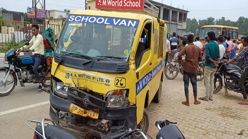 संभल: ट्रैक्टर ट्राली ने स्कूल वैन में मारी टक्कर, चालक व बच्चा घायल