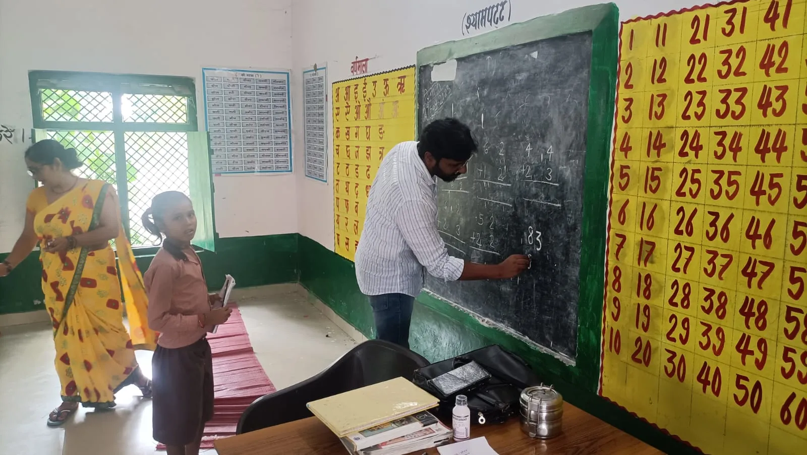 लखीमपुर खीरी: शिक्षक बने नायब तहसीलदार जाना छात्रों का ज्ञान, दिए ये निर्देश