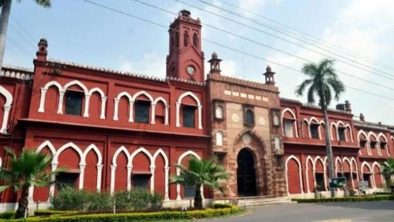 एएमयू में छात्र नेता की गिरफ्तारी के विरोध में विद्यार्थियों ने किया हंगामा 