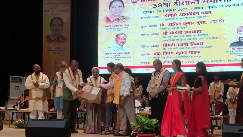 CSJMU Convocation: राज्यपाल आनंदीबेन पटेल ने छात्र-छात्राओं को दिए पदक, बोली- अच्छे कार्य करते रहें, मिलेगा संतोष और आंनद