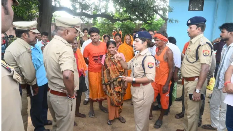 Auraiya: ट्रक ने टूरिस्ट बस में मारी टक्कर, श्रद्धालुओं में मची चीख-पुकार, गोरखुपर से चारधाम दर्शन के लिए जा रहे थे