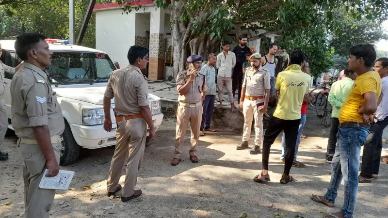 Auraiya Theft News: छत से जाल खोलकर घर के अंदर घुसे चोर, लाखों का सामान किया पार, जांच में जुटी पुलिस