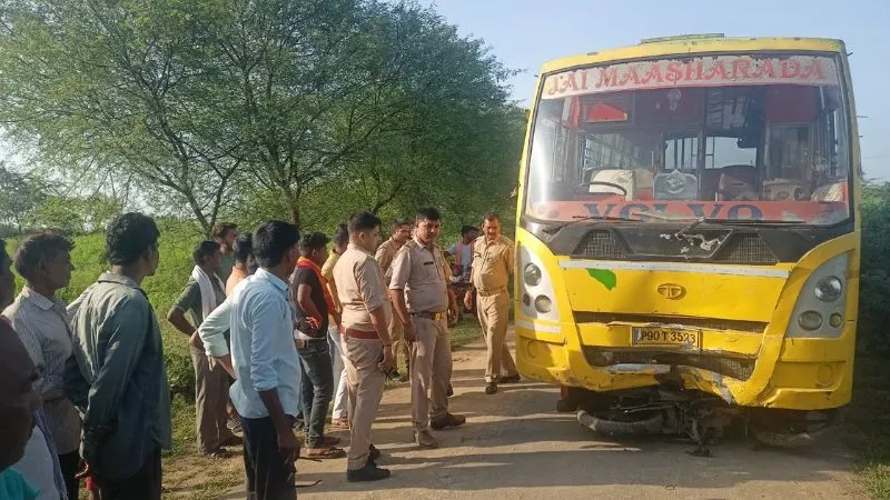 Banda Accident: स्कूली बस ने बाइक सवार को मारी टक्कर… मौत, ड्राइवर बच्चों को छोड़ मौके से हो गया फरार