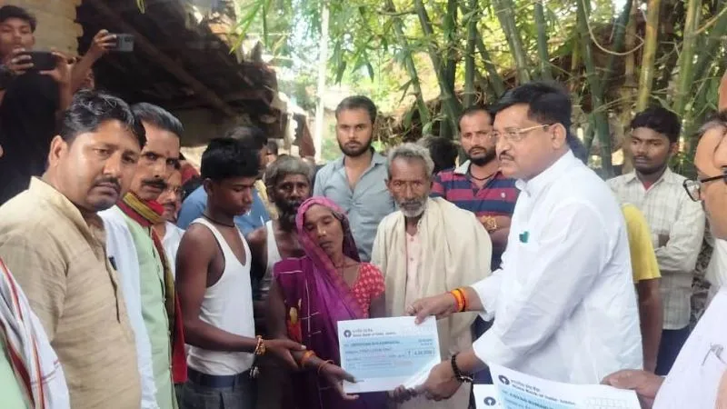 Banda में राज्य मंत्री रामकेश निषाद मृतकों के परिजनों से मिले, बोले- सरकार आपके साथ, पांच बच्चों की डूबकर हुई थी मौत