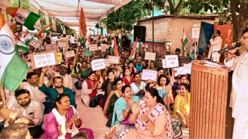 Banda News: प्राथमिक शिक्षक संघ ने बीएसए कार्यालय में दिया धरना, मुख्यमंत्री को संबोधित ज्ञापन बीएसए को सौंपा