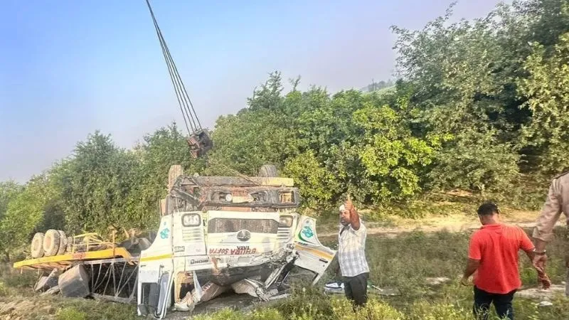 Kanpur Accident: ट्राला डिवाइडर तोड़ते हुए गिरा नीचे, चालक व क्लीनर की दबकर मौत, आगरा-लखनऊ एक्सप्रेसवे पर हुआ हादसा