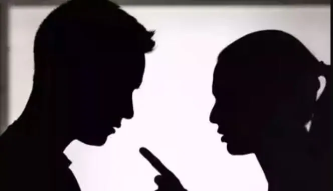 पीलीभीत: शादी डॉटकॉम की महिलाओं से बात करने से रोका तो पत्नी को छोड़ गया पति