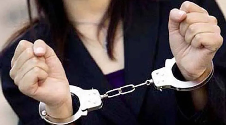 पूर्व मंत्री के बेटे को ब्लैकमेल करने वाली युवती हुई गिरफ्तार, गई जेल 