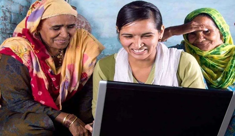 बरेली: साक्षरता अभियान से भर रही निरक्षरता की खाई, शिक्षा विभाग गांव- गांव चला रहा अभियान