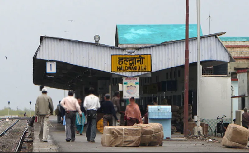 हल्द्वानी: जीआरपी के हेड कांस्टेबल ने ट्रेन और प्लेटफॉर्म के बीच फंसी महिला की जान बचाई