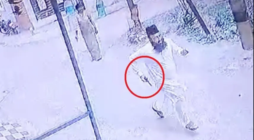 MP: काजी अबुल कलाम का पिस्टल लेकर दौड़ते हुए हुआ Video वायरल, बढ़ाई गई 307 और आर्म्स एक्ट की धाराएं