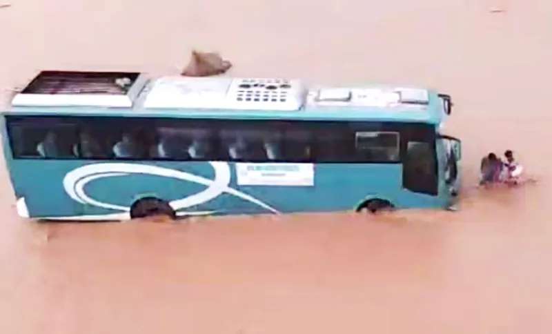 हरिद्वार: भारत-नेपाल बस कोटावली नदी के रपटे में फंसी, सभी यात्री सकुशल