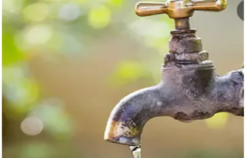 हल्द्वानी: एचपीसीएल की लापरवाही से टूटी पेयजल लाइन, पानी का संकट