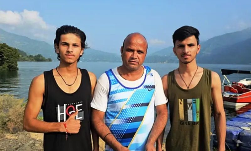 टिहरी: पापा के साथ बेटों ने टिहरी झील में बिना Life jacket के तय कर दी 15 किमी की दूरी