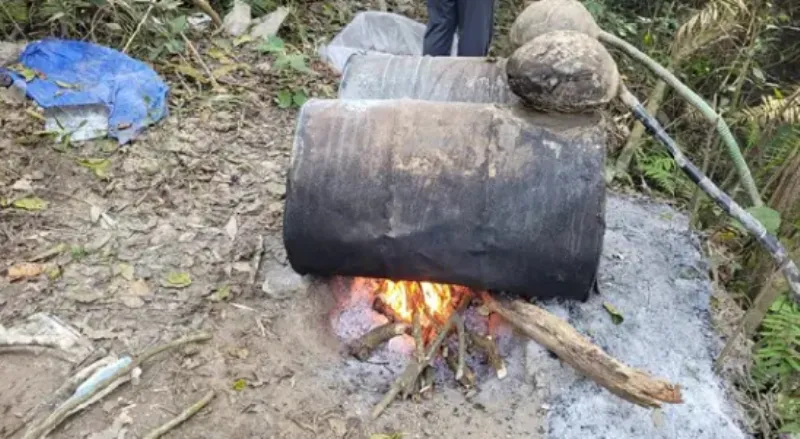 खटीमा: सुरई रेंज में वन कर्मियों ने मिली आधा दर्जन कच्ची शराब भट्टियां, माफिया फरार